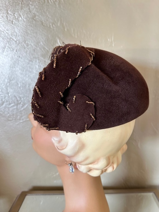 SPRIGHTLY 1950s\' BROWN VELOUR FELLT COCKTAIL HAT + BEADS/PEACOCK FEATHER main image 4